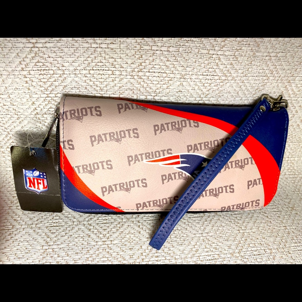 Patriots wallet!!! Real cool for you fans. It’s a ladies wallet.